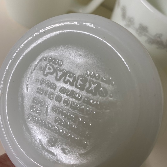 Set of 6 vintage Pyrex “Ribbon Bouquet” D-handled coffee mugs - Picture 4 of 6